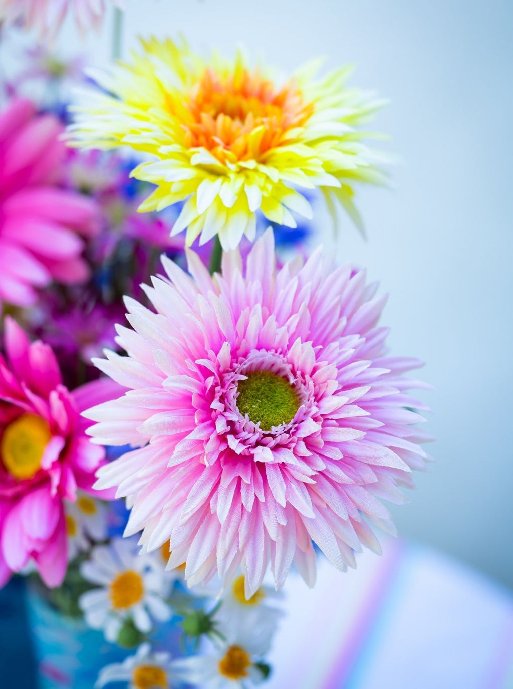 Zijden bloemstuk in decoratieve laarsjes