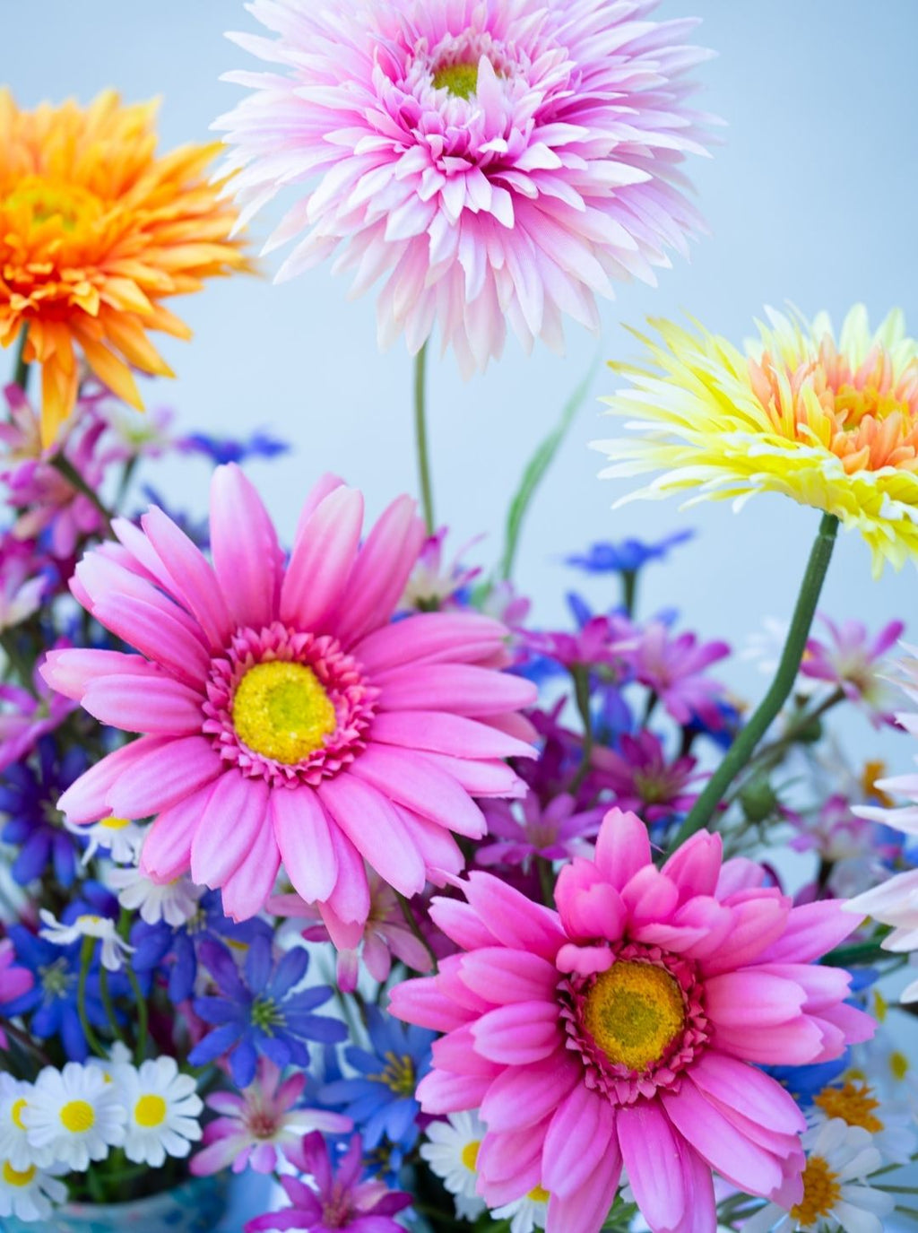 Zijden bloemstuk in decoratieve laarsjes