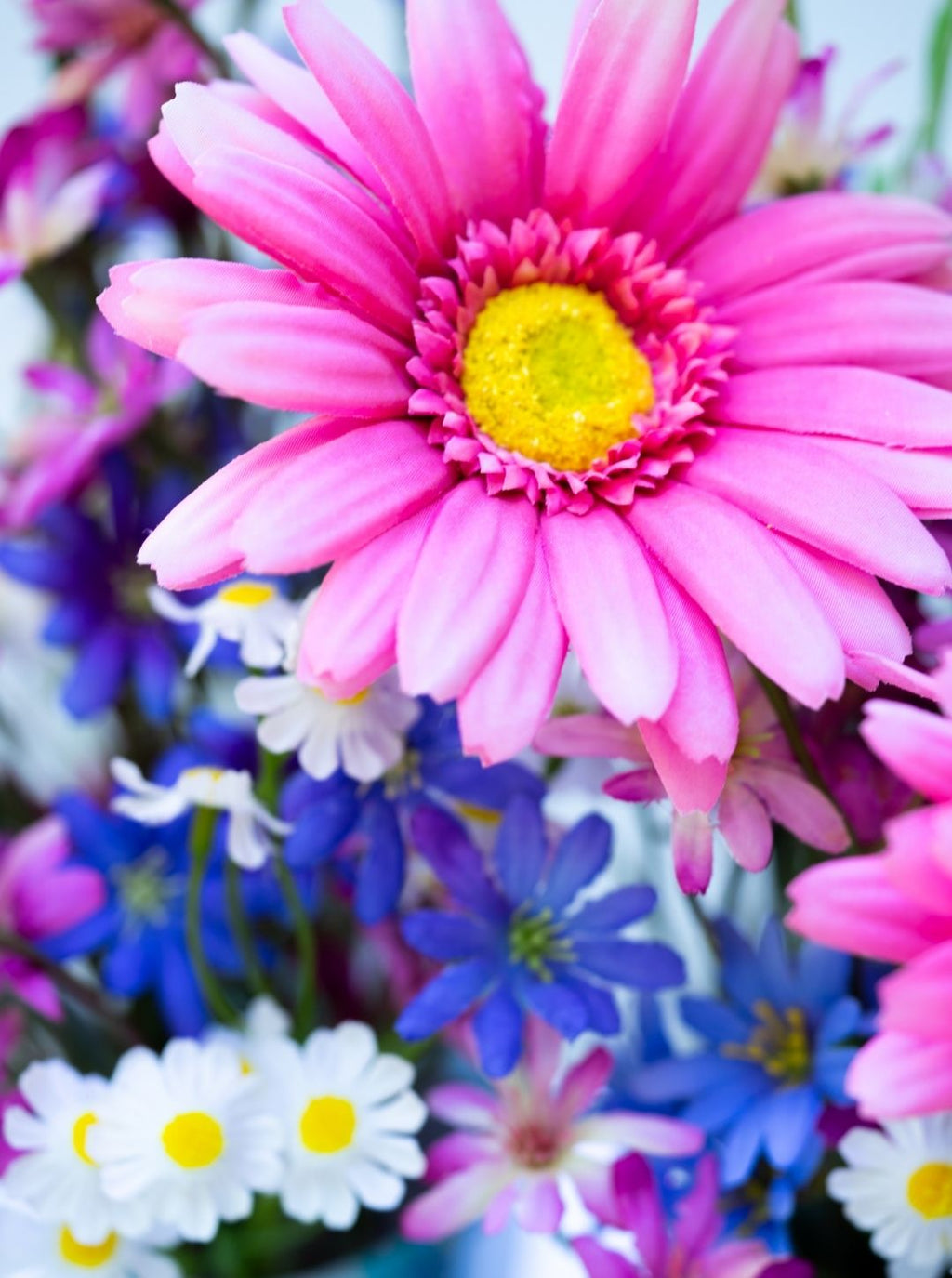 Zijden bloemstuk in decoratieve laarsjes