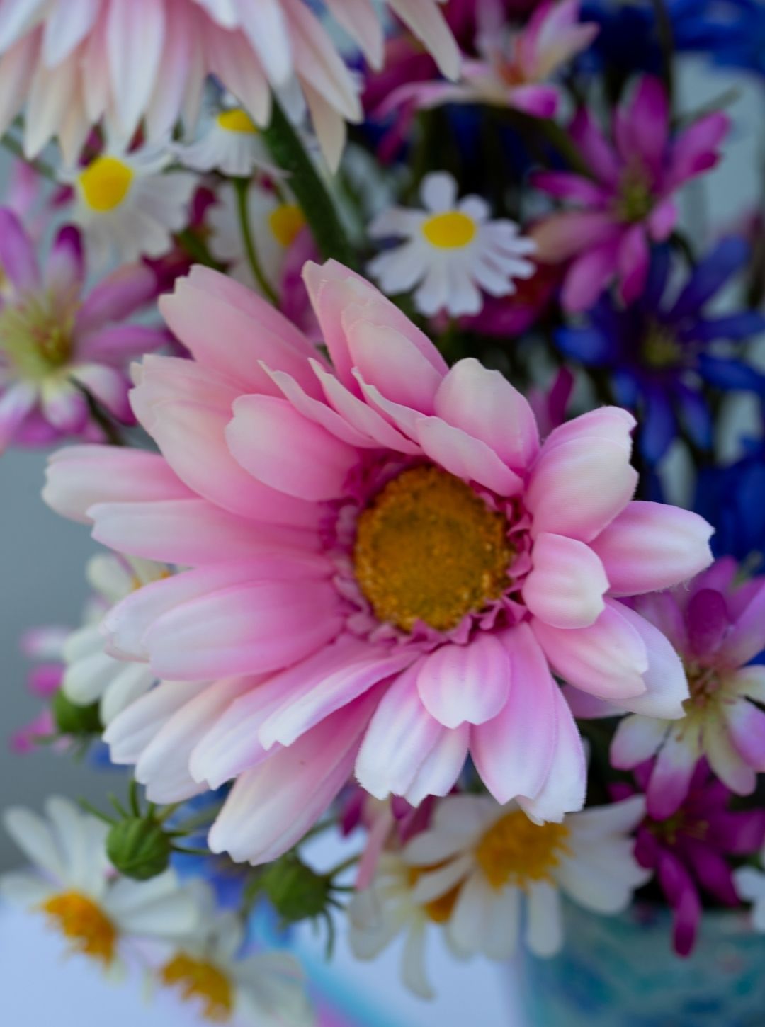 Zijden bloemstuk in decoratieve laarsjes
