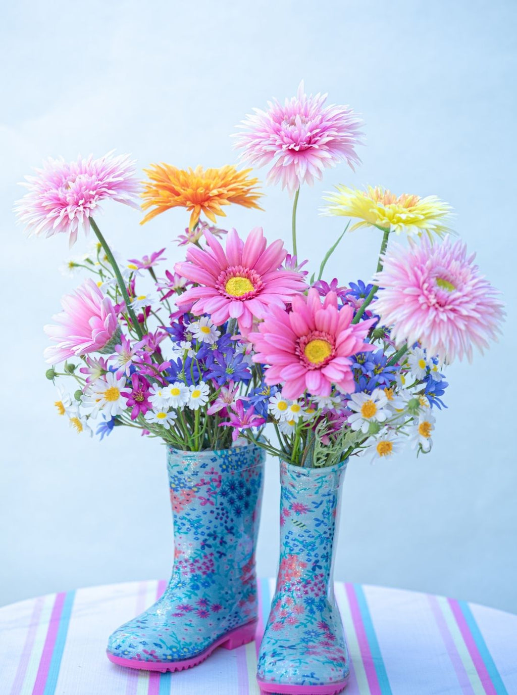 Zijden bloemstuk in decoratieve laarsjes