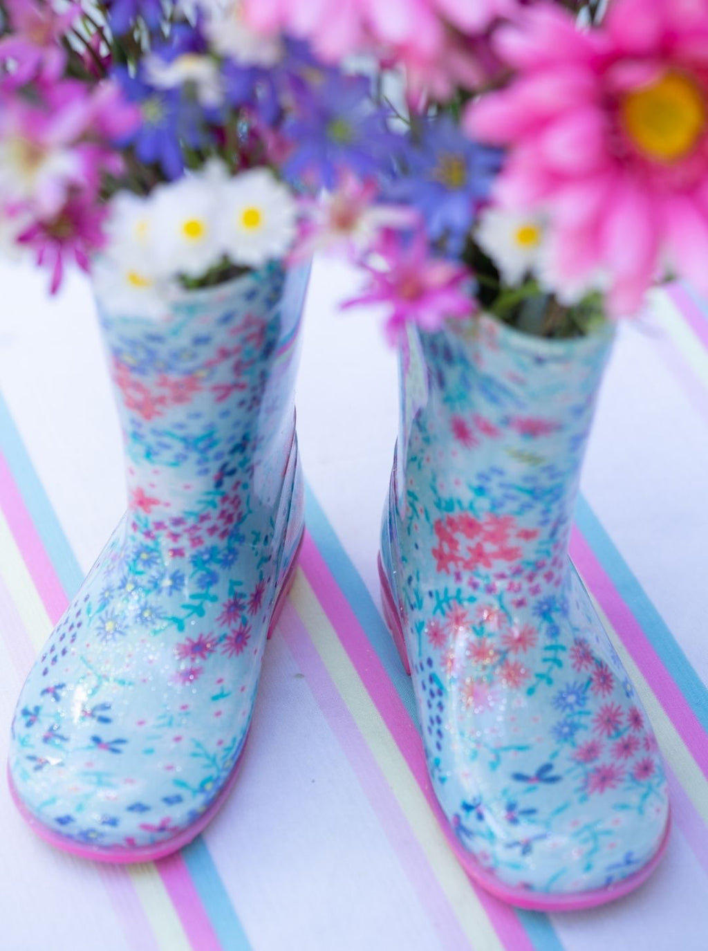 Zijden bloemstuk in decoratieve laarsjes